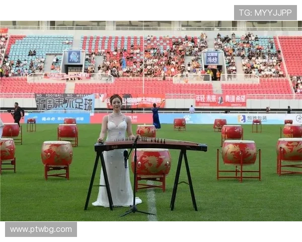 中国足球超级联赛新赛季开幕 强强对决引发球迷热议 中国足球超级联赛新赛季开幕 强强对决引发球迷热议