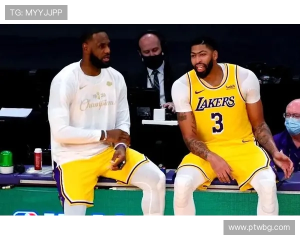 湖人队新赛季阵容调整引发热议 詹姆斯与戴维斯合作能否再创辉煌